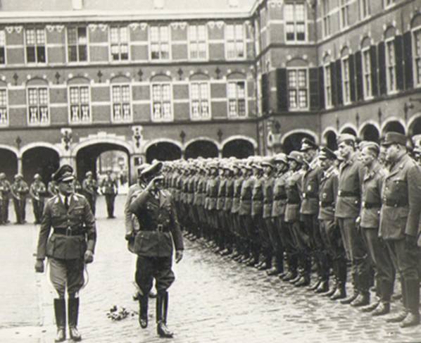 De Duitsers op het Binnenhof van Den Haag.
